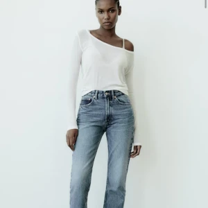Zara jeans - Jeans från zara i storlek 38. Aldrig använda men klippt bort prislapp. Pris + frakt. Kontakta mig vid intresse eller nytt pris 