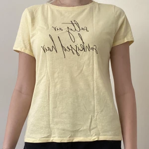 T-shirt från Amisu - T-shirt från Amisu i storlek M med text på. Tror jag köpte den på New Yorker. Använd fåtal gånger därav nyskick. Säljer pga att den inte används.