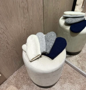 Handstickade tumvantar - Säljer handstickade tumvantar som finns kvar från mitt uf företag i skolan. Det säljs 299kr/styck. De färger som finns på andra bilden är det som finns tillgängliga. Om du undrar något mer över vantarna kika in certo_uf på instagram, där finns allt!