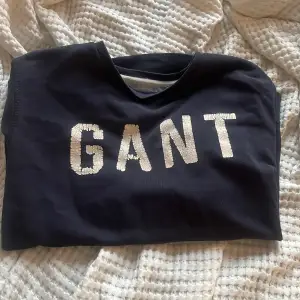 As snygg mörkblå Gant tröja Den är urtvättad så märket är inte så snyggt. Därav priset 