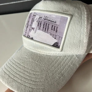 Maggiore Keps - Pris: 329 kr, köpt för 899 kr. Skick 8/10. Storlek: passar alla. 