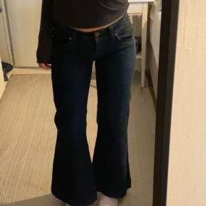 Så snygga bootcut/vida jeans, lågmidjade och breda i benen! Säljer då dom tyvärr är lite för små för mig som brukar ha storlek M i jeans. Superbra skick, jag på bilderna är 170 cm lång 💗