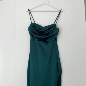 Balkänning - Jättefin balklänning som är använd endast vid ett tillfälle. Klänningen är i superfint skick. Relativt stretchig i materialet. Passar perfekt till en skolbal eller annan tillställning✨