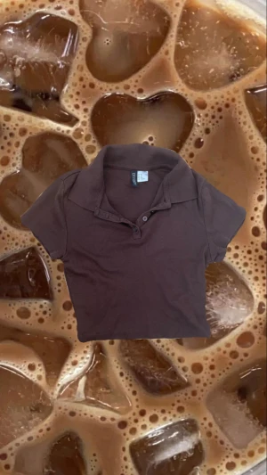 Snygg bruna Crop top från H&M  - Jag säljer denna bruna Crop toppen från H&M. Den har aldrig används ,bara testats i butiken. Jag har inte haft någon användning av den men jag hoppas att någon annan har det 🫶🫶🫶  Alltid bra kvalitet<3