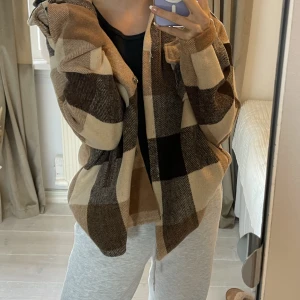 Rutig jackskjorta - Brun skjorta/jacka i tjockt material perfekt till hösten ☺️