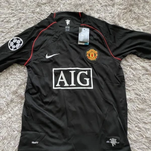 Fotbollströja  - En snygg Ronaldo 2007 tröja svart. Storlek S men passar även M