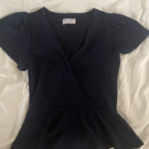 Fin topp - En fin marinblå topp från Lindex som är jättegullig.