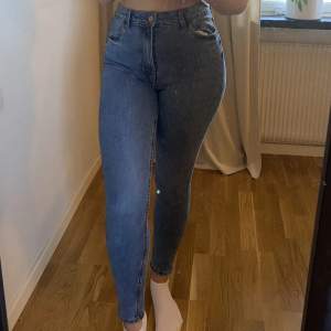 Skinny jeans från märket New Look. Använd 1 gång. Har detaljer på baksidan som ska ge en fin form och det tycker jag att den gör. Stretchiga också.    Storlek: 40.   Nypris ca 400kr.  