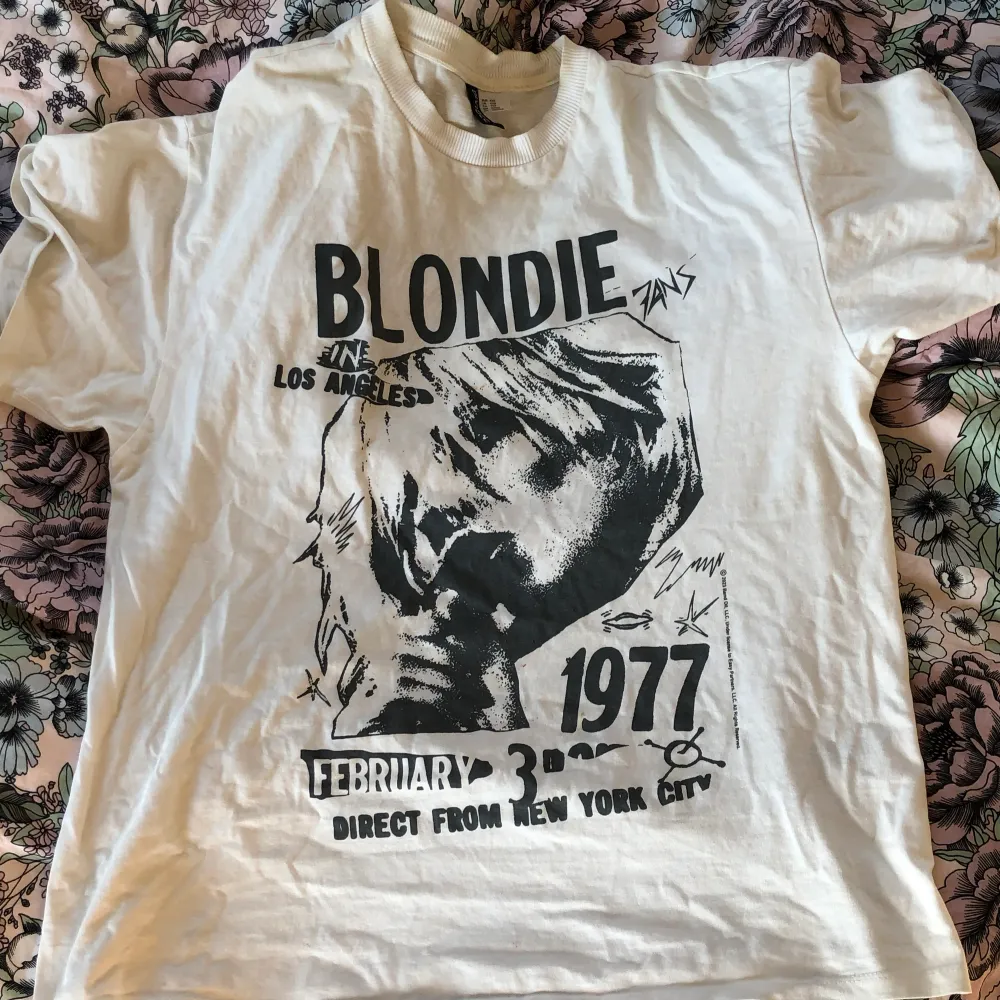 Säljes för att jag inte känner att jag är ett tillräckligt stort fan av Blondie för att ha deras t-shirt😔 Men de kanske bara e jag annars kan man ju ha den som asthetic + den har ett litet hål på baksidan, inget man märker av dock. T-shirts.
