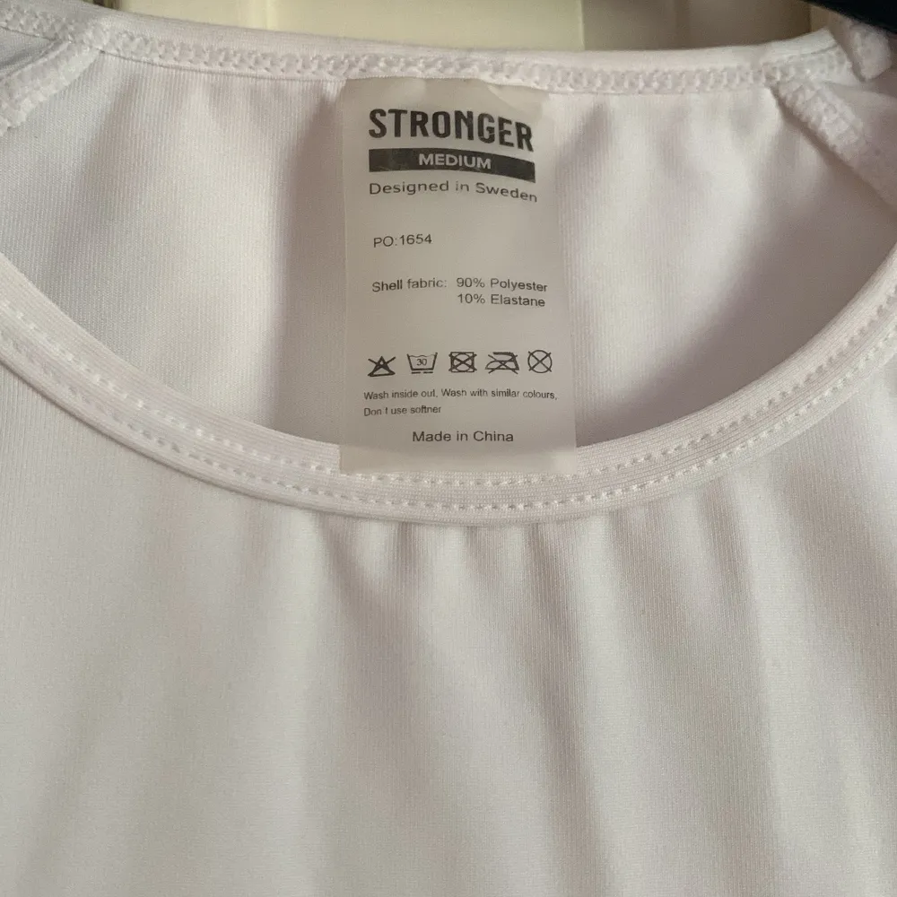 Säljer denna fina t-shirt från stronger då den är köpt i fel storlek och blev därav inte använd. Helt ny och inte använd. Nypris: 349kr (pris går alltid att diskuteras). T-shirts.