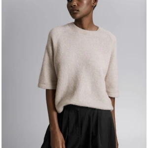 Stickad tröja - Säljer denna populära t shirt från other stories. Har bara använt ett få tal gånger och är i bra skick. Super fin att ha vardaglig, slutsåld storlek. Nypris 690kr.💕 tryck inte på köp nu!!