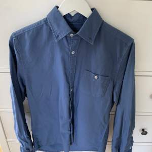 Skön blå oxford skjorta som jag säljer eftersom den blivit för liten. 