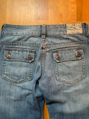 y2k jeans - Super snygga y2k jeans, långa och flair i modellen!  Skulle uppskatta midjan mellan 29-30 och längd 32-34. Jätte fint skick dessutom och så fina till höst!!