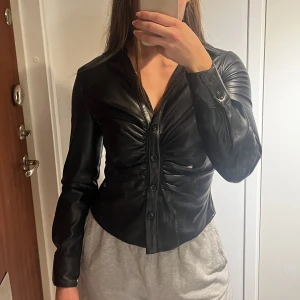 Faux leather shirt zara - Från Zara, använt 1-2 gånger tidigare. Storlek S