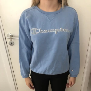 Champion Sweatshirt - En blå champion sweatshirt i xs. Säljer då den inte kommer till användning