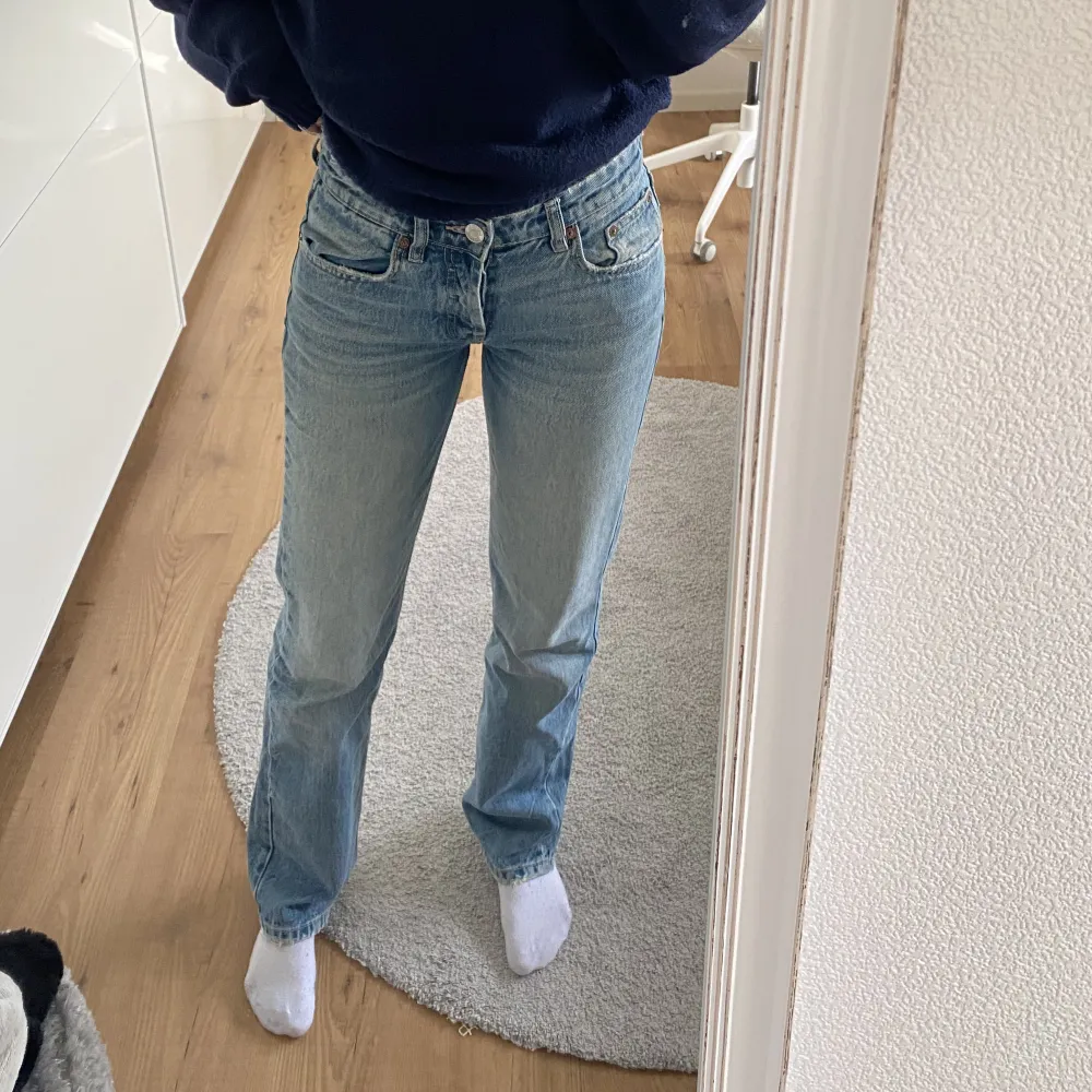Mid waist jeans från zara i storlek 34 och passar på mig som brukar ha storlek 34/36. Är ca 167 cm lång💓. Jeans & Byxor.