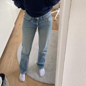 Mid waist jeans från zara i storlek 34 och passar på mig som brukar ha storlek 34/36. Är ca 167 cm lång💓