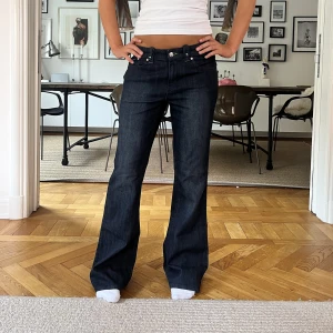 Jeans!  - Snygga lågmidjade jeans!! MIDJEMÅTT:82cm INNERBENSLÄNGDEN: 81cm 