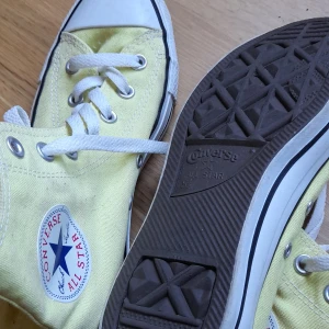 Converse  - Super fina Converse, men dom är alldeles förstor för mig. 