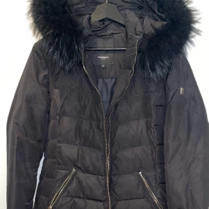 Vinterjacka  - Säljer en jacka från Rockandblue som inte längre kommer till användning! Jag har använt den under en vintersäsong och sedan dess har den bara tagit plats i garderoben. Den är välskött och pälsen är fortfarande i gott skick. Storlek 36.