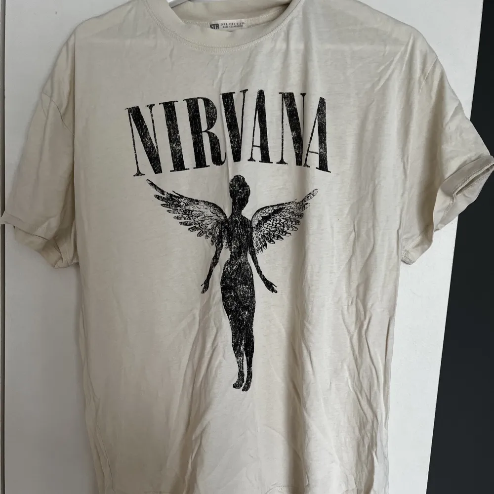 Nirvana t-shirt. Använd men fint skick! Lite oversize. Skriv vid fler bilder eller intresse🖤. T-shirts.