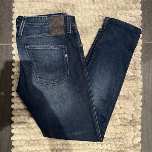 Replay Anbass Jeans - Riktigt feta Jeans från Replay i modellen i populära modellen ”Anbass” med en riktig schyssy tvätt, riktigt fint skick, storlek 32/32
