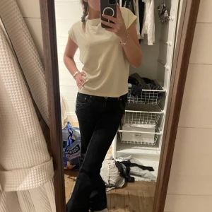 Blus - Jätte fin gul blus med rosett i ryggen. I storlek S. Hör av dig för mer info💗💗