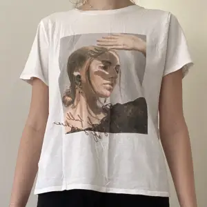 T-shirt från Amisu i storlek M. Tror köpt på New Yorker. Använd fåtal gånger därav nyskick. Säljer pga att den inte används.