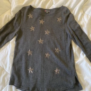 Grå tröja med stjärnor  - En fin grå tröja men stjärnor på från street one. Storlek 40 men passar även mindre storlekar :)