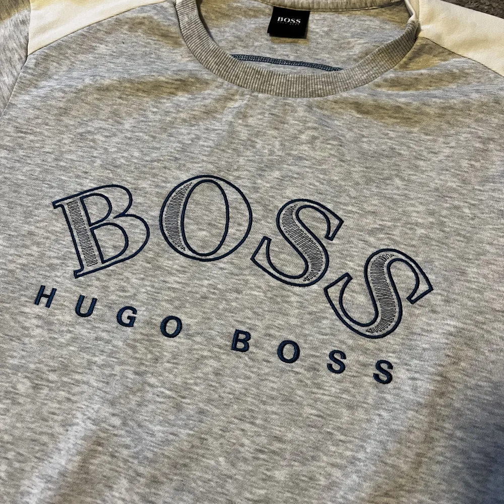 Vit Hugo boss tröja som blivit liten för mig, använd fåtal gånger, perfekt nu till hösten, även väldigt skönt material. Ordinarie pris: 1600. Tröjor & Koftor.