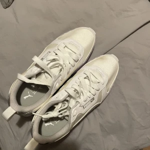 Tränings skor - Säljer denna tränings skor då de ej kommer till användning! De är endast använda en gång och därför i nyskick! Hör av er vid intresse eller ev frågor!😁