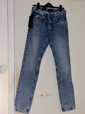 Helt nya aldrig använda jeans från junk de luxe storlek 28/32 Ordinarie pris är 999:-