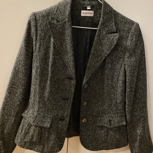 Kavaj - Kavaj i storlek 38 men skulle säga pssar börtre 36!!