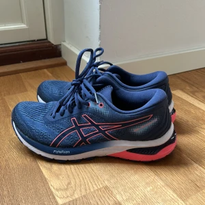 Joggingskor - Joggingskor som jag använt 1 gång. Super skick!! + frakt på priset:)