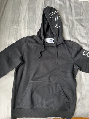 Calvin Klein Hoodie till herr - Har ärvt den av min bror så vet inte hur mycket han använt den.