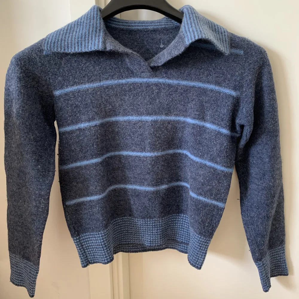 Så fin stickad blå tröja med krage, säljer pga för liten för mig ☹️ köpt vintage. . Tröjor & Koftor.