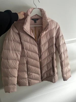 Lauren Ralph Lauren   - Säljer en fantastisk höstjacka från Lauren Ralph Lauren i storlek S. (M funkar också). Jackan är i nyskick och har bara använts några få gånger. Inga skador eller märken. Den är väldigt bekväm och tillverkad av högkvalitativ. Köpt för 2 499kr