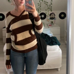 stickad tröja  - säljer min coola stickade tröja med luva. ger lite y2k stil/ tidig 2000 tal. 