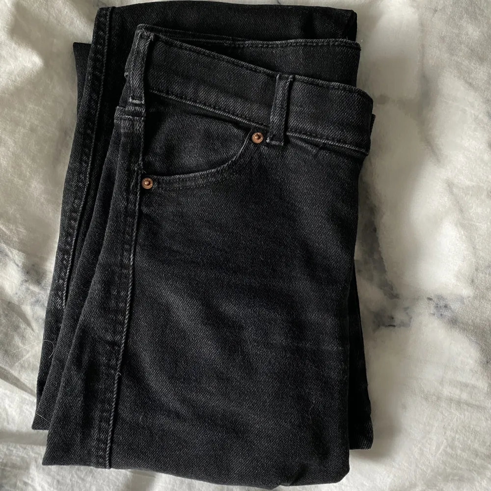 Säljer dessa svarta lågmidjade jeans då dem inte används. Jätte sköna och håller sig bra i midjan💖. Jeans & Byxor.