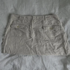 Kjol - Creme white/beige kjol, har inga defekter bara skrynklig 
