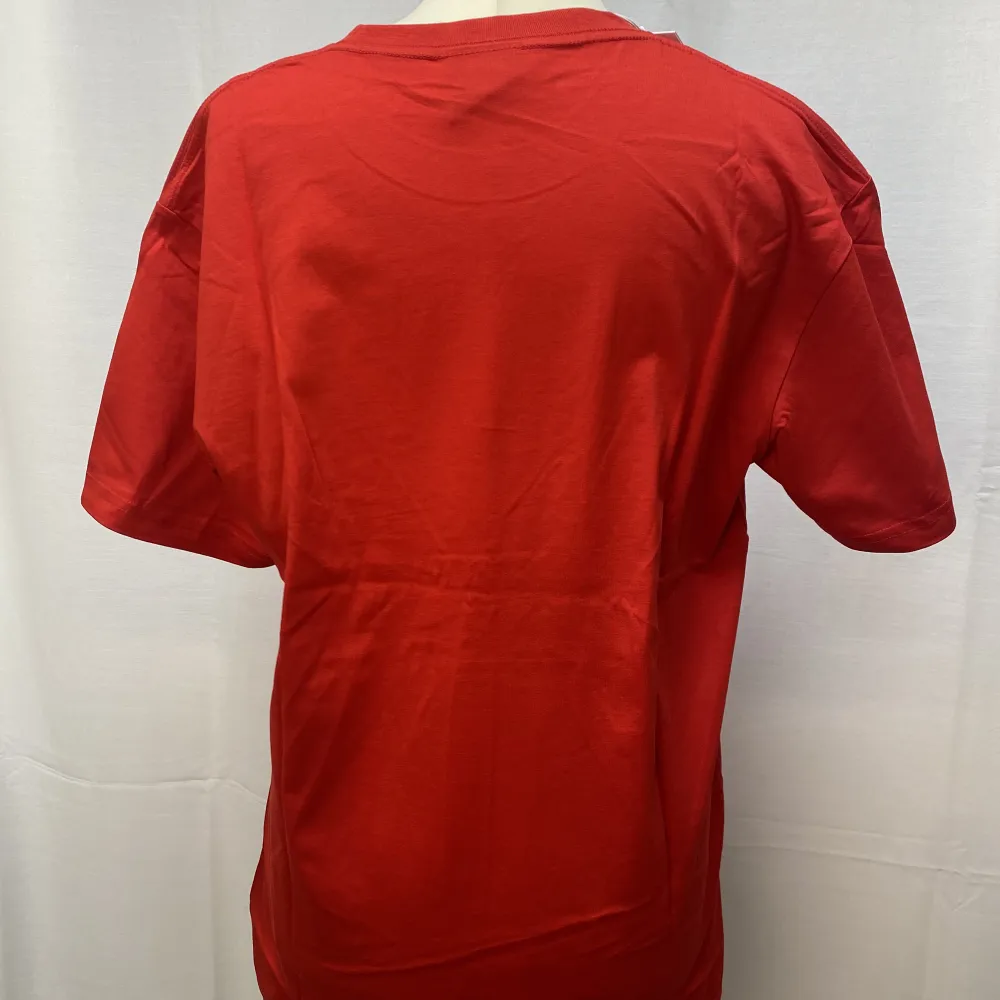 Helt ny Tres Bien tröja. Väldigt bra kvalite på materialet och skönt att ha på sig. Nypris ca 1800. Har i storlekar från S-L. . T-shirts.