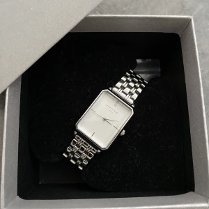 Rosefield Octagon XS White Sunray Steel Silver  - Nyskick, endast använd vid ett tillfälle. Mått boett 19,5 x 24 x 7 mm och ett silverfärgat stålarmband 	140 - 190 mm. 