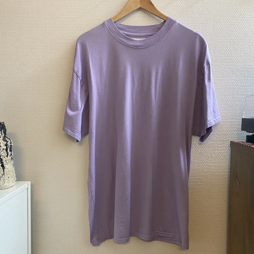 En ljuslila t-shirt i 100% bomull med oversized passform. Använd någon enstaka gång. Säljer pga att färgen inte passar mig.. T-shirts.