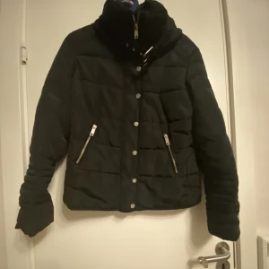 Jacka  - Fint skick jacka  👉Storlek:S/M 👉Pris:150:- 👉Från:ellos 🌱Rökfritt finns kanariefågel hemma