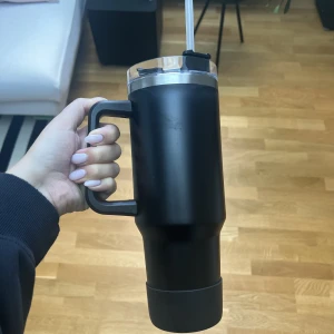 Mugg termos varmt/kallt - ”Stanley cup” aldrig använd endast diskad, säljer pga har 2 st  Jättestor 1,20 liter