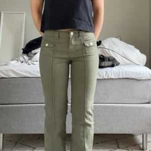 Gröna hm jeans - Säljer dessa trendiga jeans från hm! 💕✨ Midjemått: 38 cm Innerbensläng: 82cm