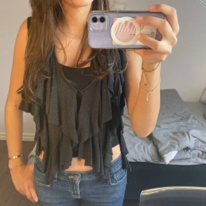 Volang kofta - En svart lite grå Aktig kofta som ej kommer till användning, vet ej vart den är köpt då den kommer ifrån Spanien. 💗🎀💓