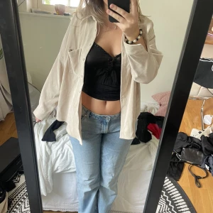 Jack - En tunn jacka från zara, man kan även ha den som en kofta💗 i storlek S men passar även M