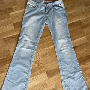 Lågmidjade bootcut jeans - Jättefina jeans från märket Smiling Jeans. Säljer då de tyvärr inte passar mig. Det står tyvärr ingen storlek men skulle säga ungefär 29/32. Skickar självklart fler bilder så det är bara att fråga💗💗