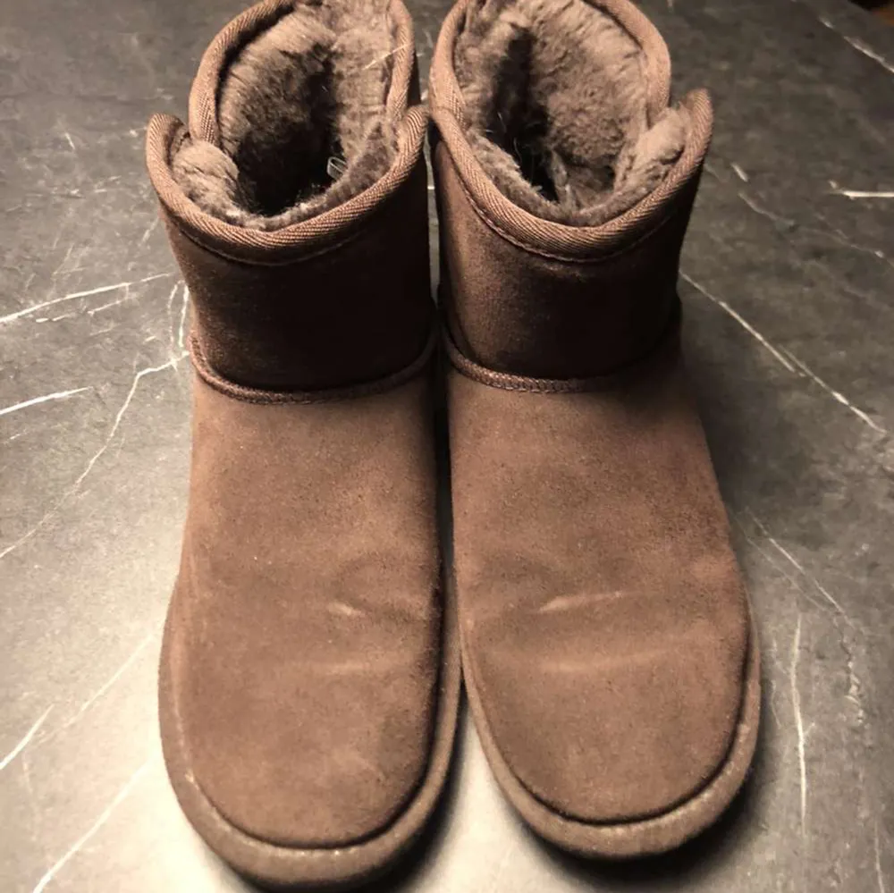 Ett par uggs liknande skor i en snygg brun färg köpt förra vintern. Bra skick då de endast används nån månad förra vintern. Nypris 750. Tål snö och slask bra.. Skor.